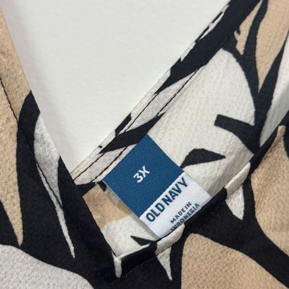 Old Navy Satin Palm Floral Tank Plus size 3X - Picture 2 of 4